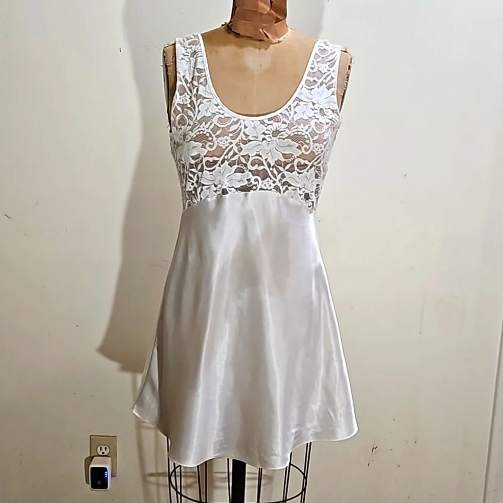 Victoria's Secret lacy short chemise  nightie dress size Medium